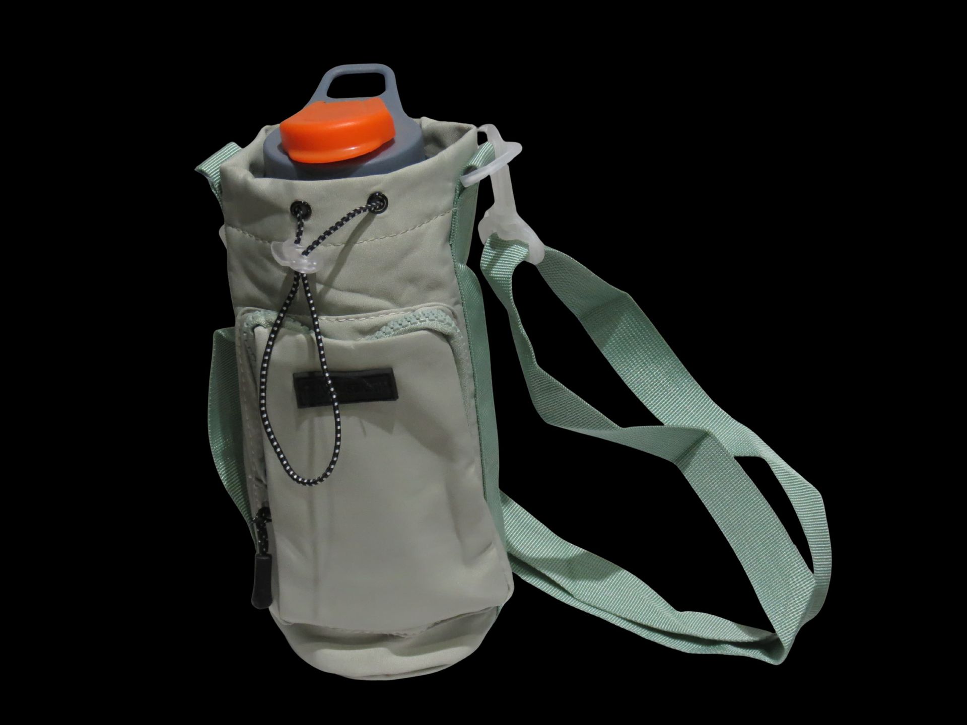 Botella de agua gris en un portador a juego con correa para el hombro, tapa naranja abierta.