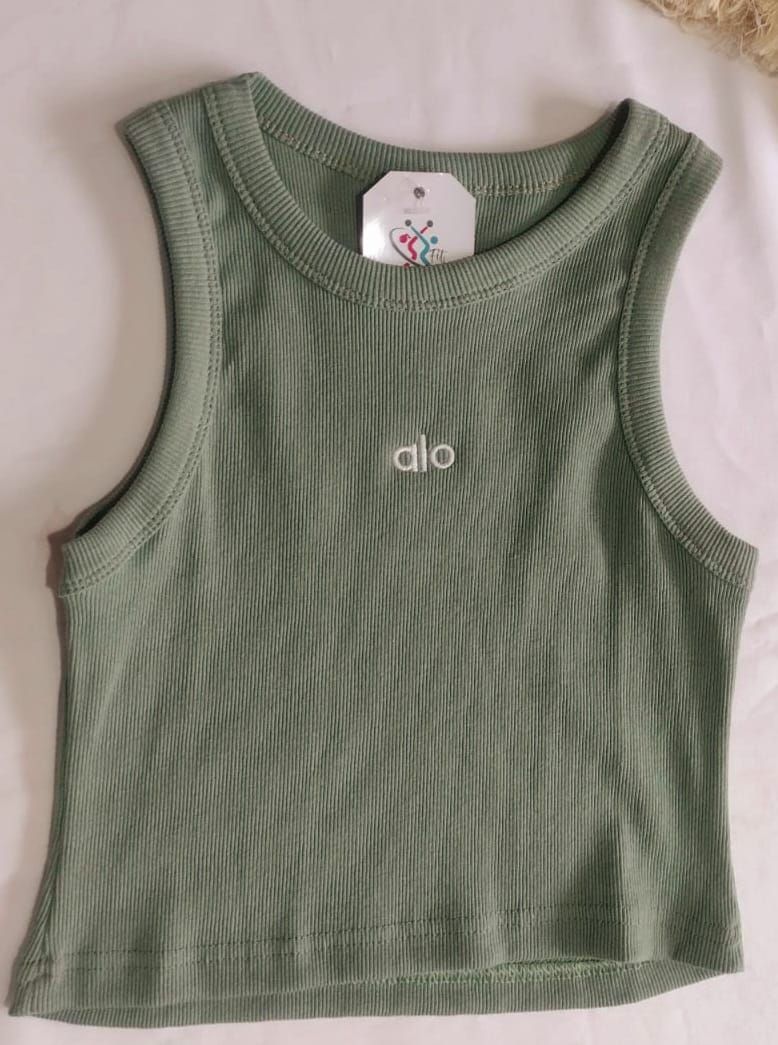 Top corto de canalé verde con logotipo