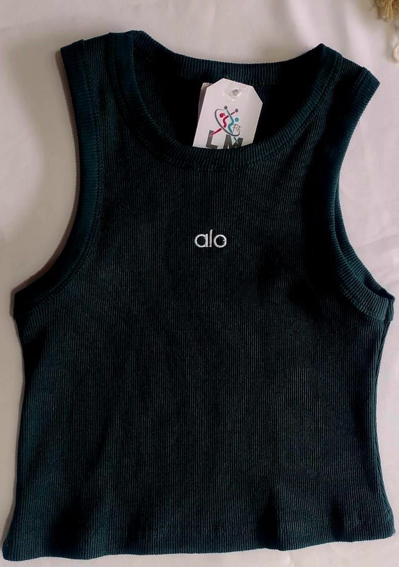 Camiseta sin mangas corta Alo verde oscuro con el logotipo de la marca y una etiqueta.