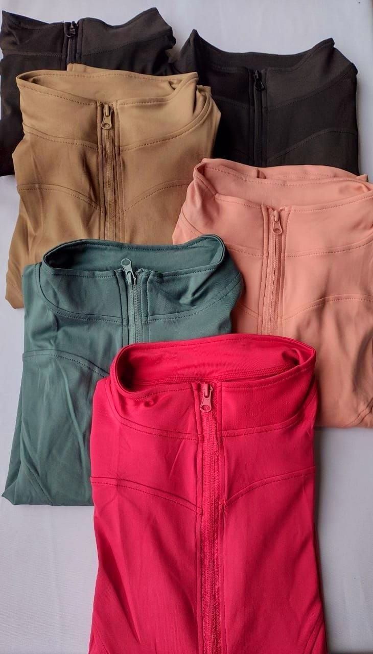 Conjunto de seis chaquetas deportivas con cremallera en varios colores, incluidos rojo, verde y marrón.