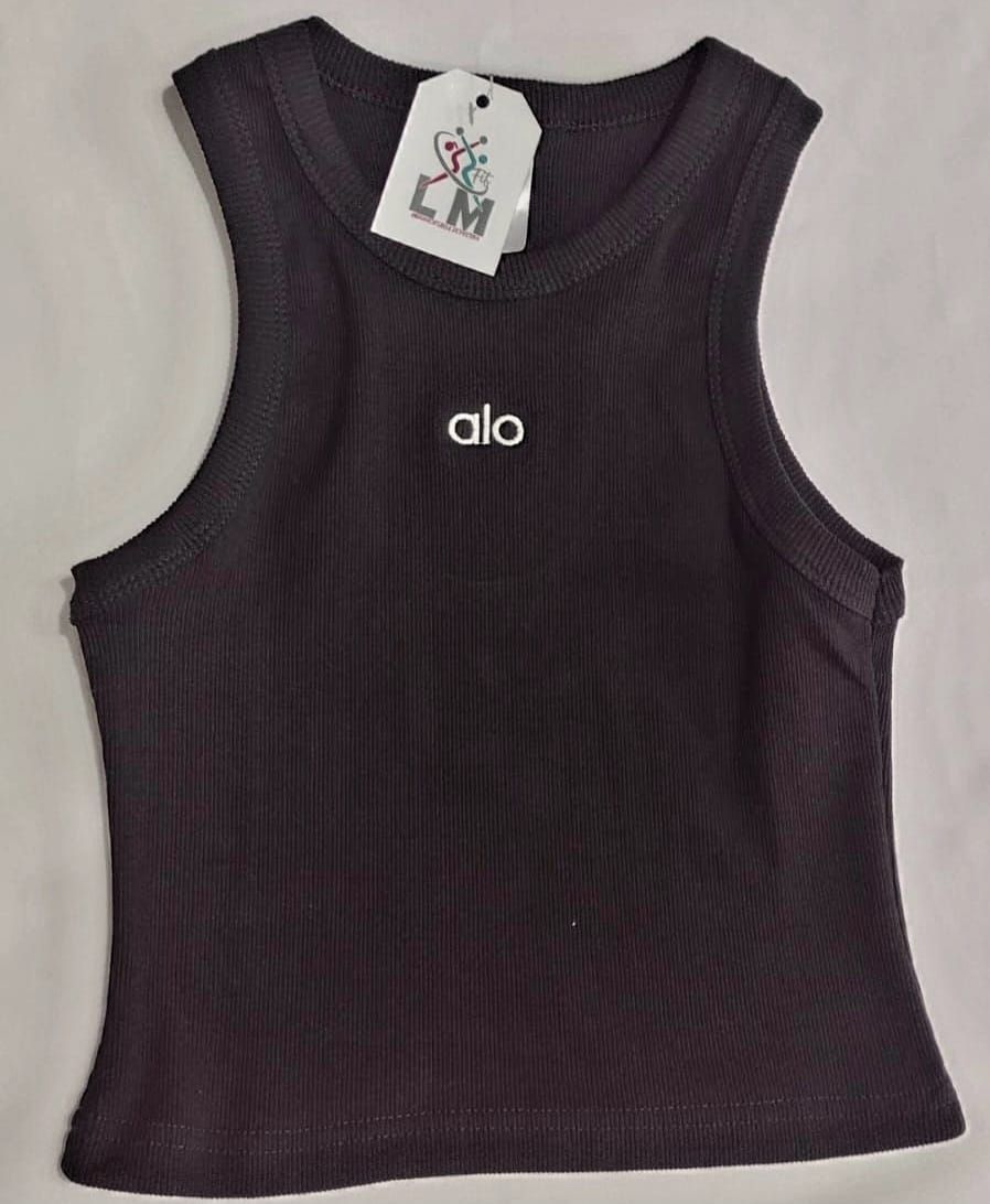 Camiseta sin mangas Alo negra con el logotipo de la marca en el pecho y una etiqueta adjunta.