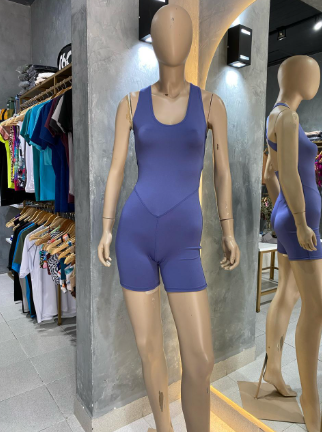 Un maniquí lleva una camiseta sin mangas y pantalones cortos de color azul claro.