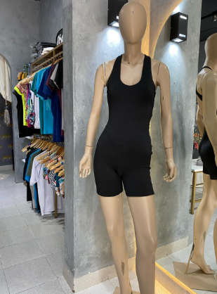 Un maniquí lleva un mono negro en una tienda.