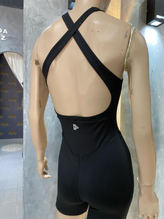 La espalda de un maniquí con un mono negro.