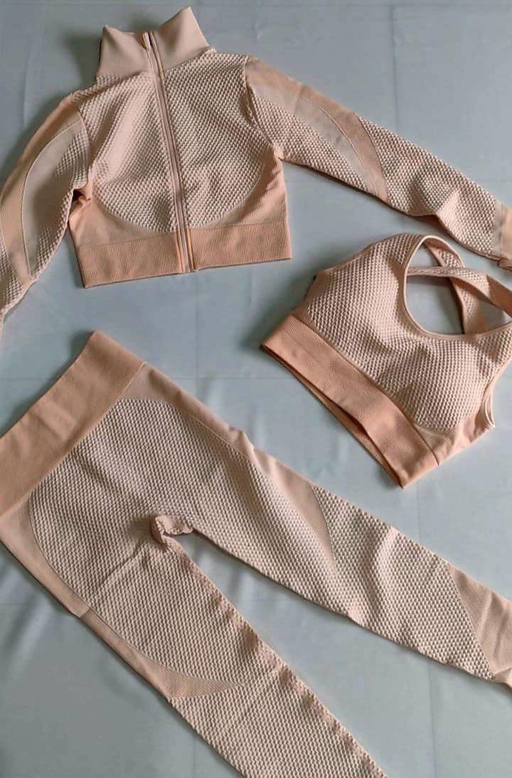 Conjunto de entrenamiento color melocotón: chaqueta, sujetador deportivo y leggings