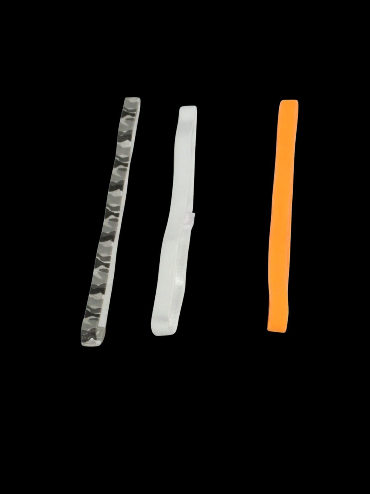 Tres franjas verticales estampadas en gris, blanco y naranja sobre un fondo negro.