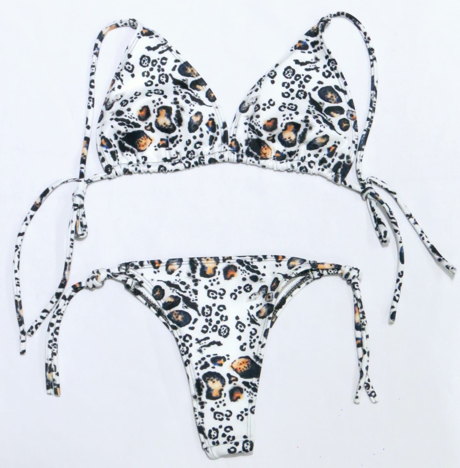 Bikini blanco con estampado de leopardo; top triangular y braguita de tiras.