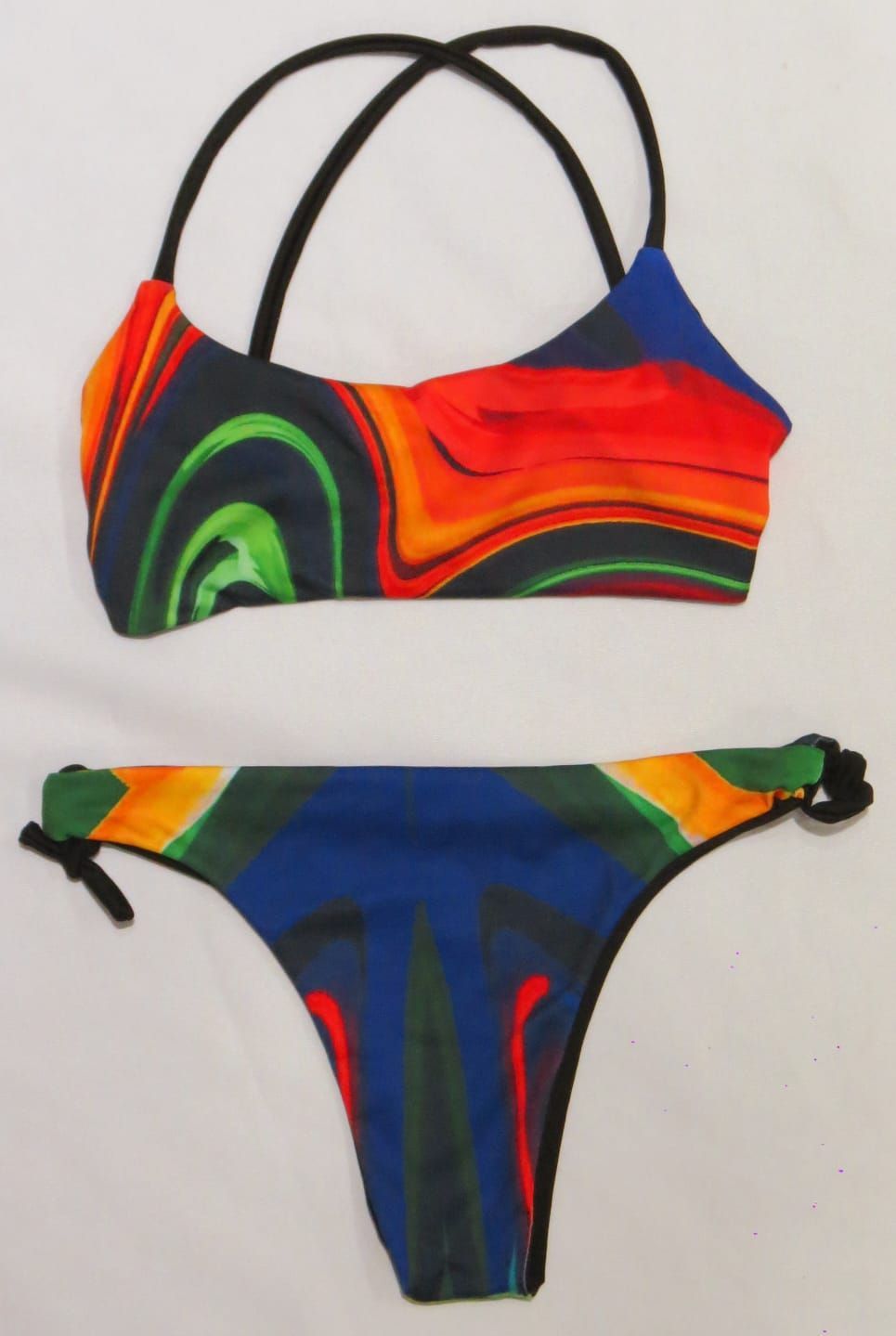 Traje de baño colorido de dos piezas con diseño de remolino