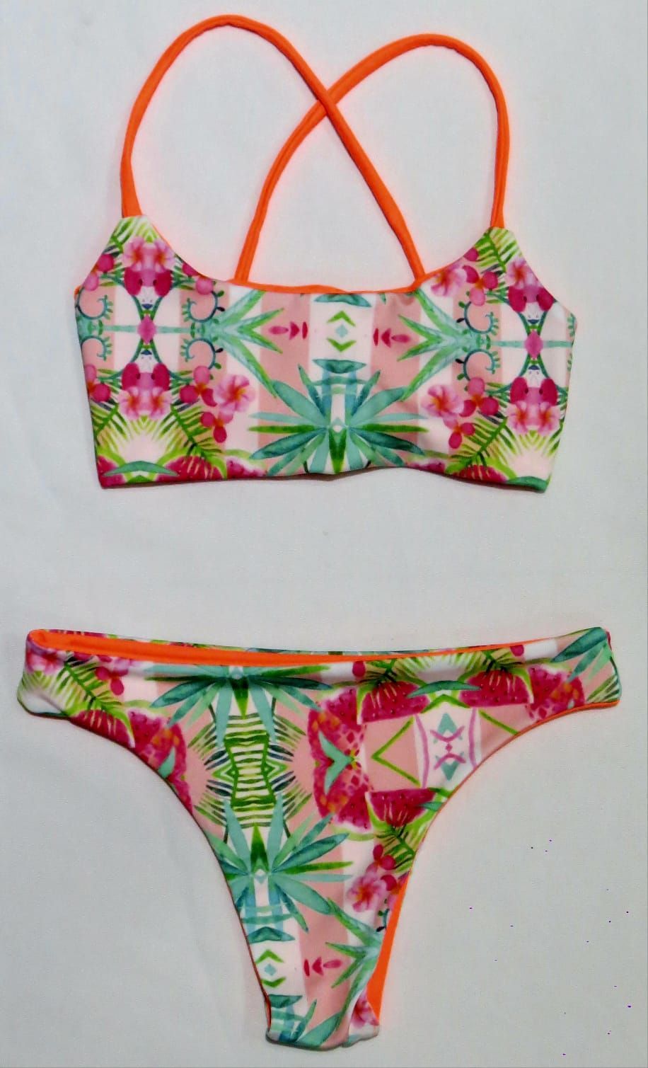 Bikini con estampado floral, tirantes y ribete en color naranja.