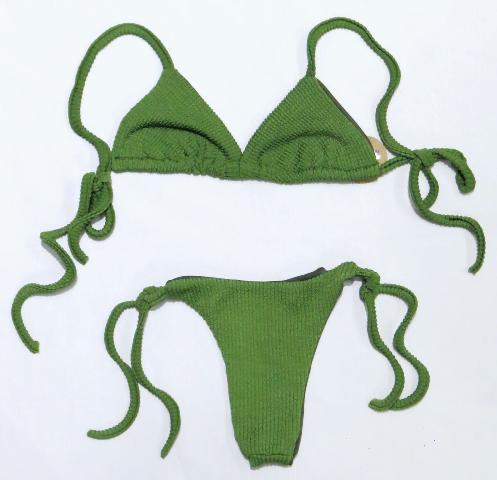 Conjunto de bikini rosa con top triangular y braguita con lazo.