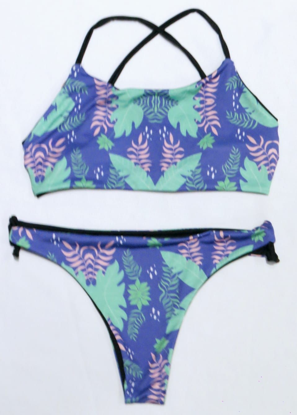 Conjunto de bikini de dos piezas con top estampado y braguita tipo tanga, con tirantes naranjas y diseño tipo tribal.
