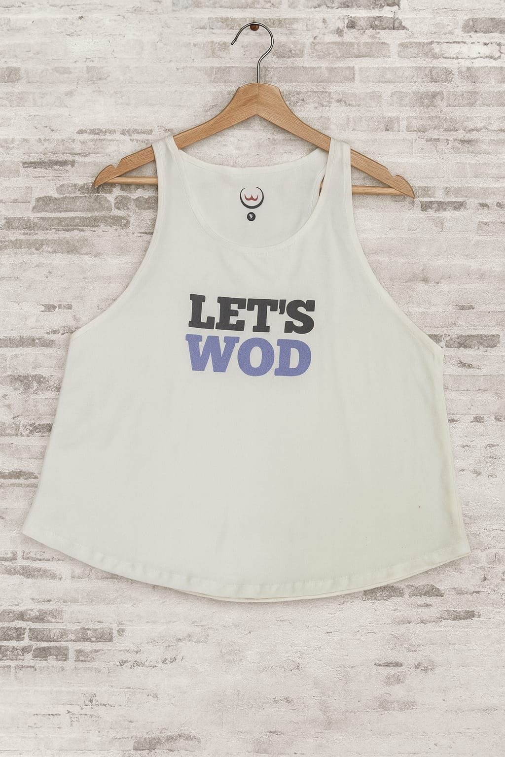 Camiseta blanca sin mangas con texto 