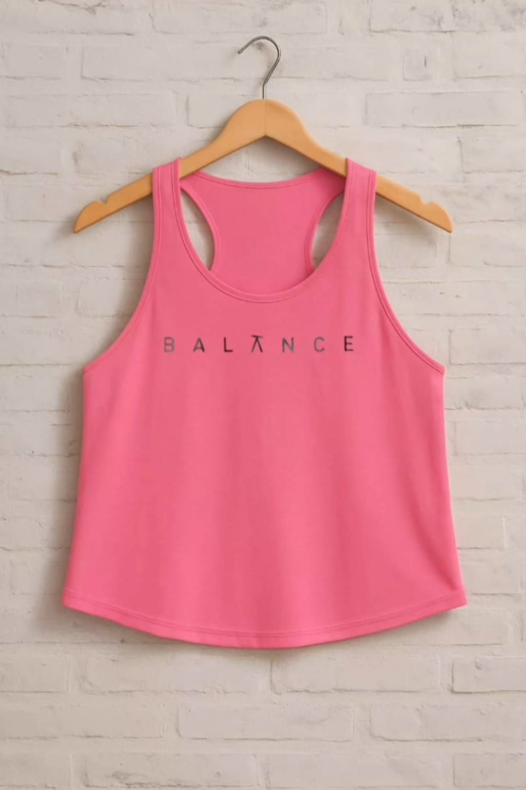 Camiseta sin mangas rosa con la palabra 