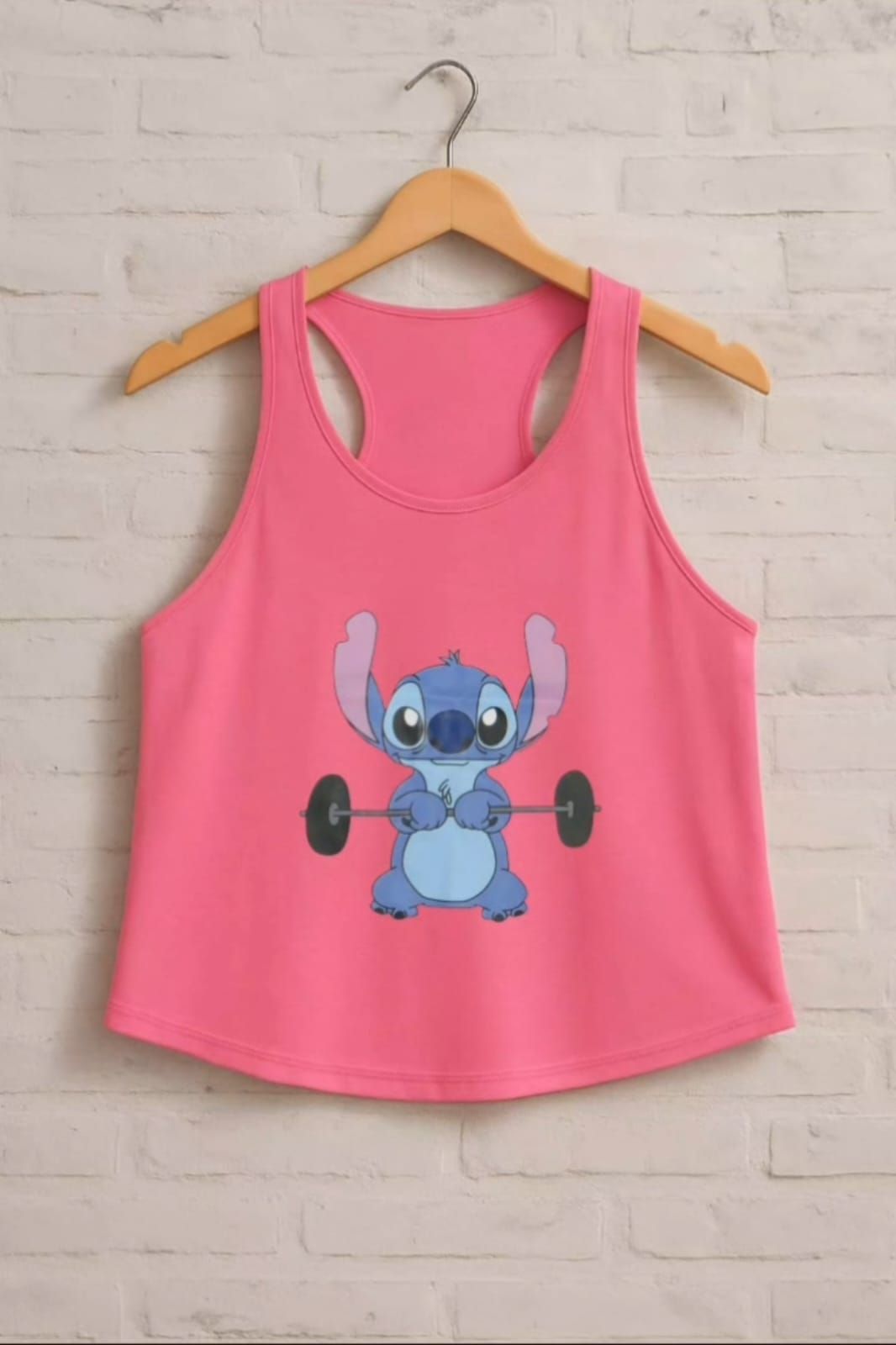 Camiseta sin mangas rosa con dibujo animado de Stitch levantando pesas.
