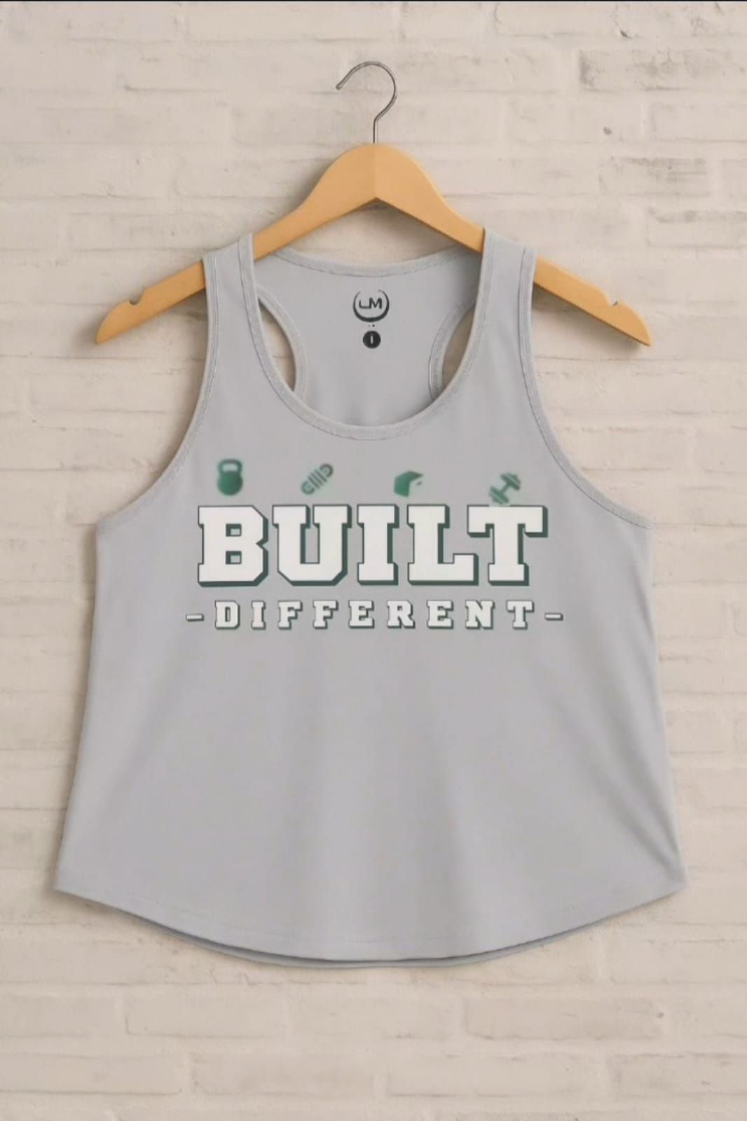 Camiseta sin mangas gris con el texto 