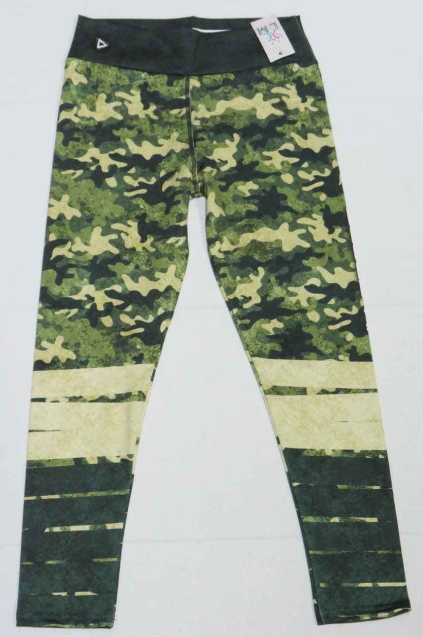 Leggings con estampado de camuflaje, cinturilla ancha negra y rayas claras en las perneras.