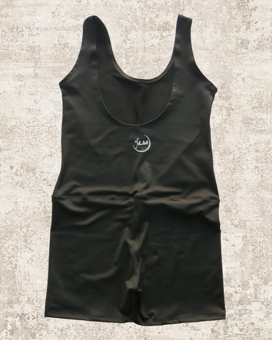 Bañador de una pieza, sin mangas, color negro, con espalda descubierta y pequeño logo en la espalda.