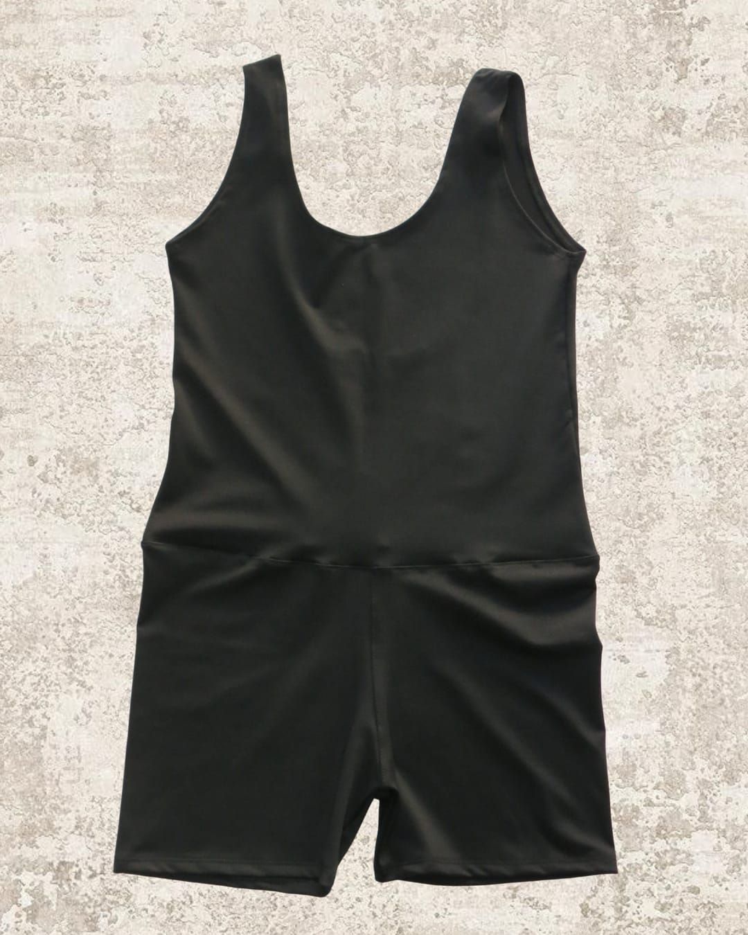 Mono deportivo negro con escote redondo y pantalón corto.