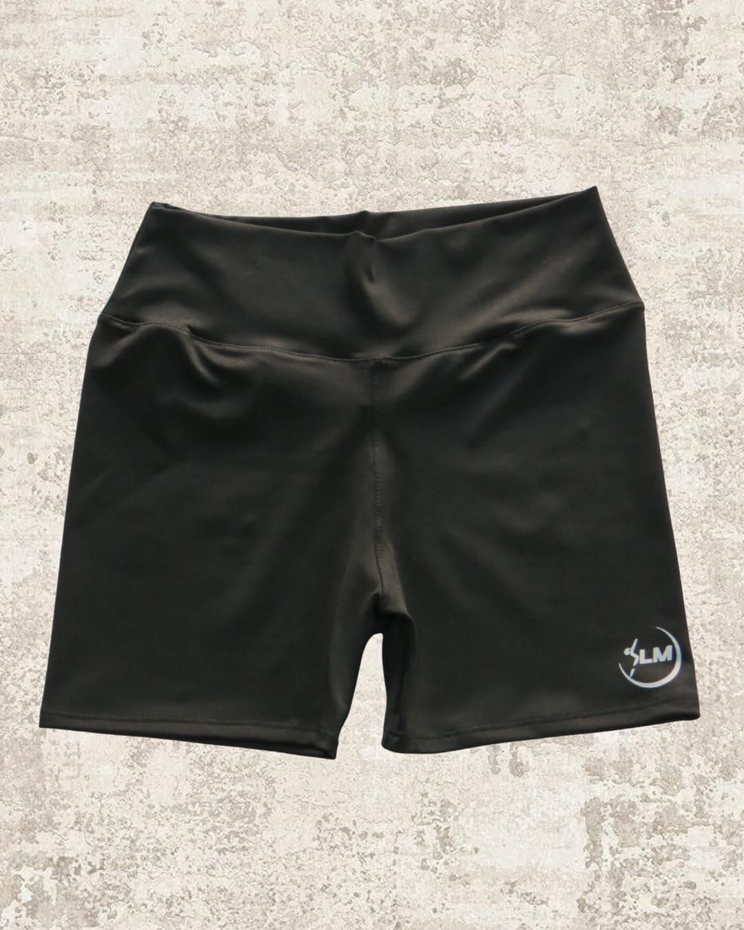 Shorts biker negros con cintura alta y pequeño logo.