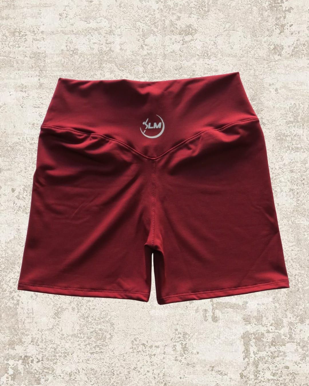 Pantalones cortos deportivos de cintura alta de color rojo con logotipo en la cinturilla.