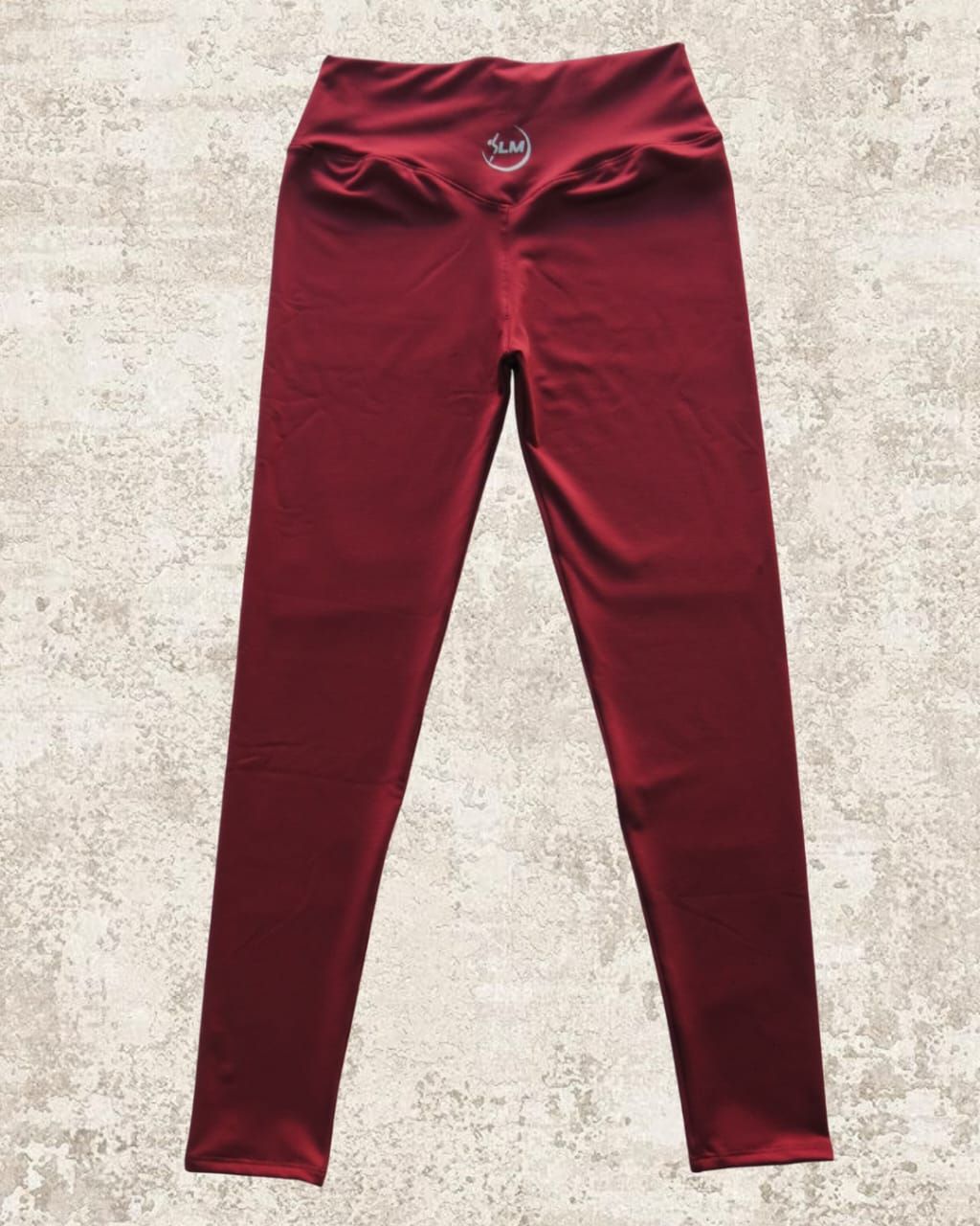 Mallas deportivas rojas con cintura alta y pequeño logo.