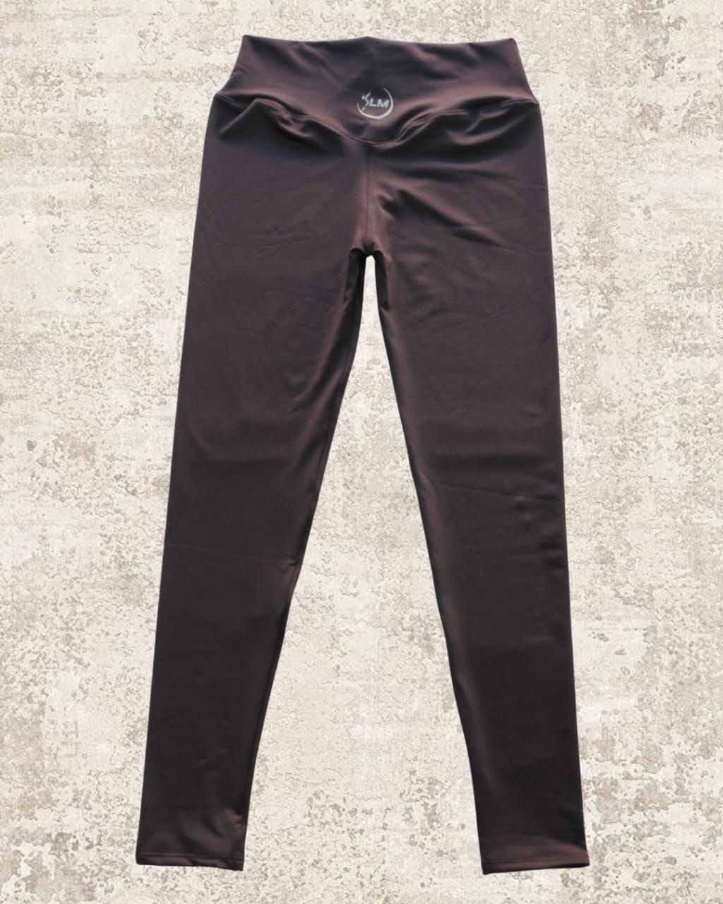 Leggings marrones de cintura alta y corte plano.