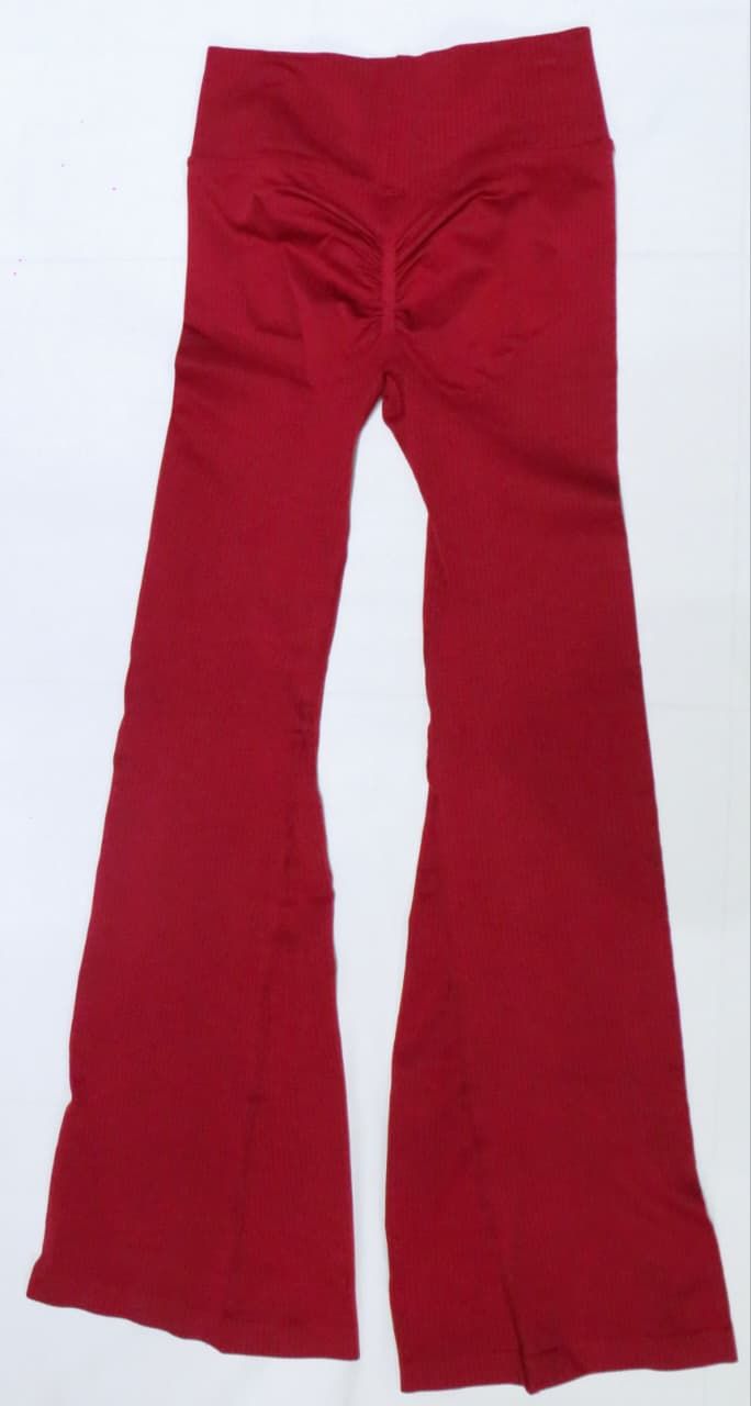 Pantalón acampanado de color rojo sobre fondo blanco.