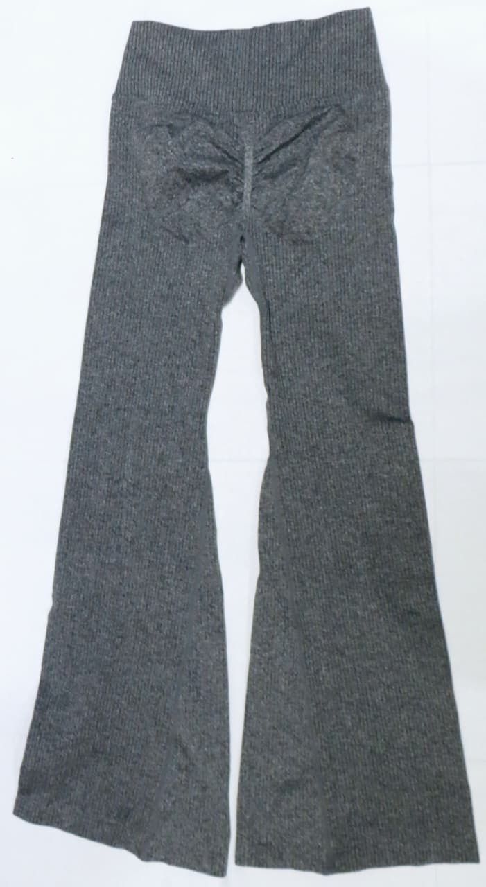 Pantalón acampanado de color gris con cintura alta, colocado sobre una superficie blanca.