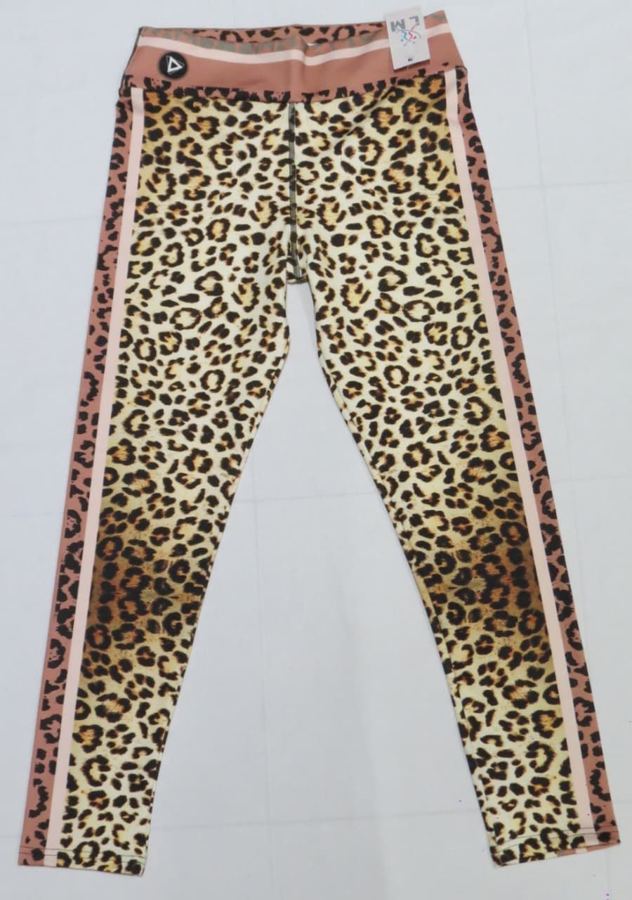 Leggings con estampado de leopardo, cinturilla de color tostado y rayas laterales, colocados sobre una superficie blanca.