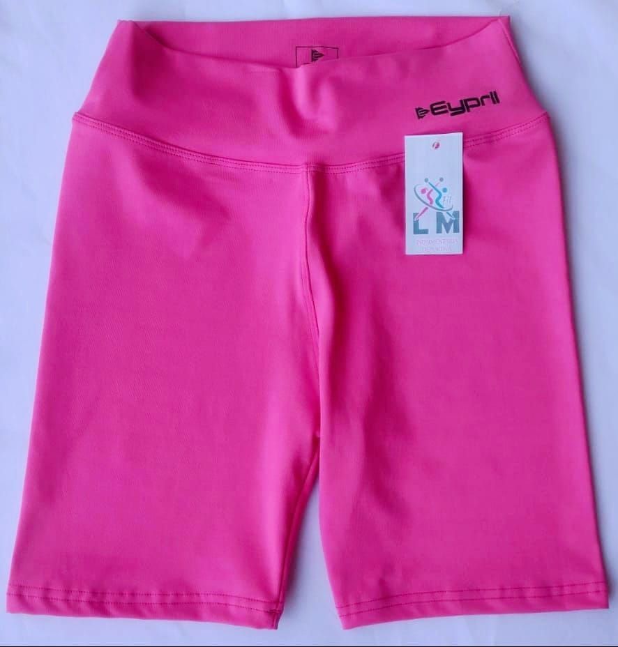 Pantalones cortos de ciclista de cintura alta de color rosa con etiqueta de marca, sobre un fondo blanco.