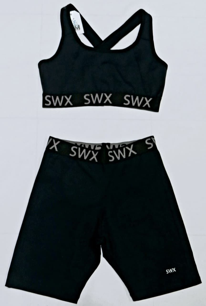 Conjunto de entrenamiento negro: sujetador deportivo y pantalones cortos de ciclista con logotipo 