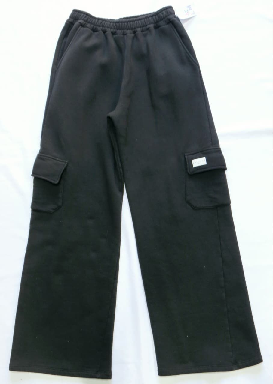 Pantalón deportivo negro con bolsillos cargo y cinturilla elástica.
