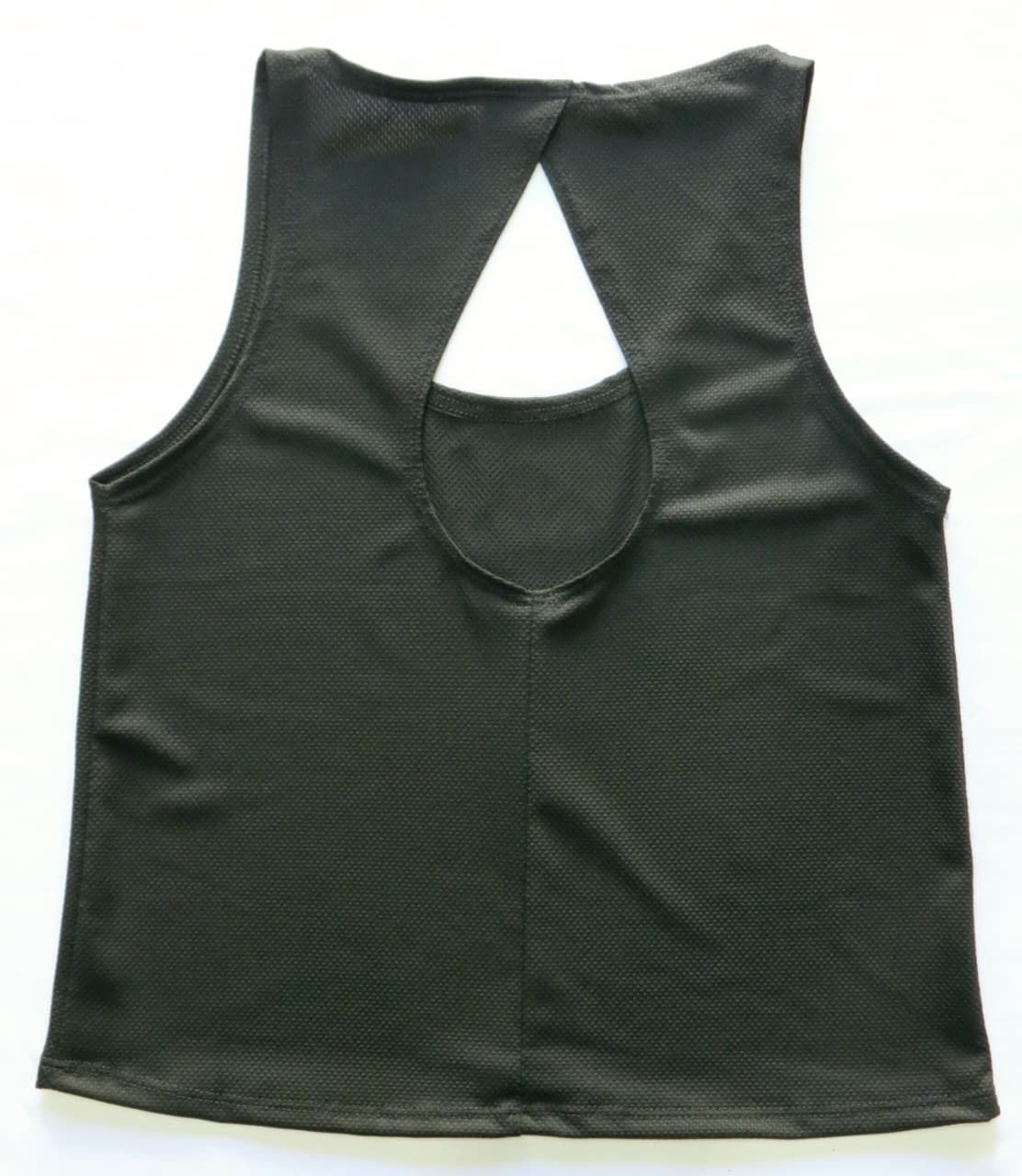 Camiseta deportiva sin mangas de color verde oscuro con abertura triangular en la espalda.