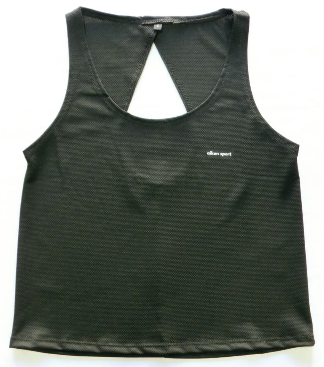 Camiseta deportiva negra sin mangas con abertura en la espalda.