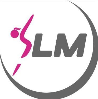 Figura rosa en pose de baile con 