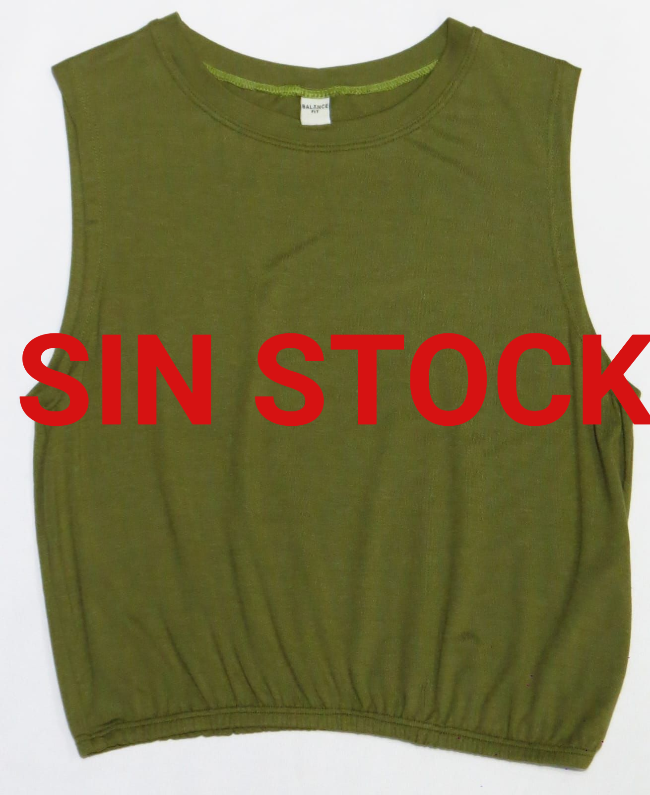 Top corto sin mangas de color verde oliva con cintura elástica fruncida y cuello redondo sobre una superficie blanca.