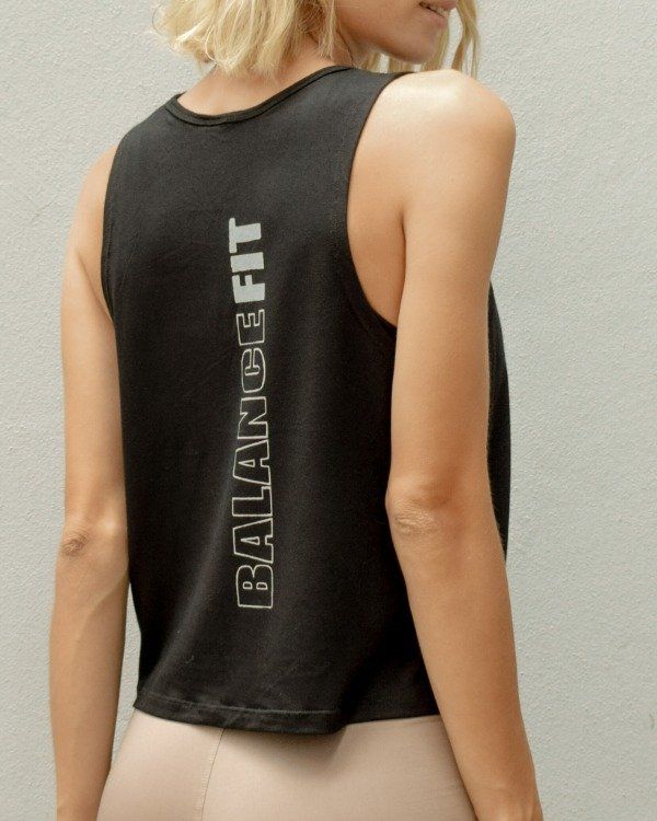 Mujer con camiseta negra sin mangas con texto 