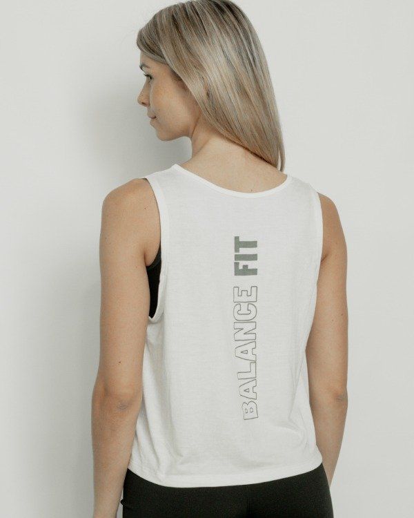 Mujer con camiseta blanca, en la parte posterior se lee 