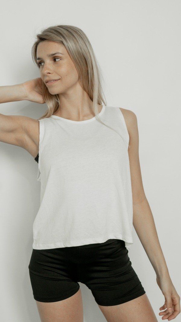 Una mujer con una camiseta blanca y pantalones cortos negros