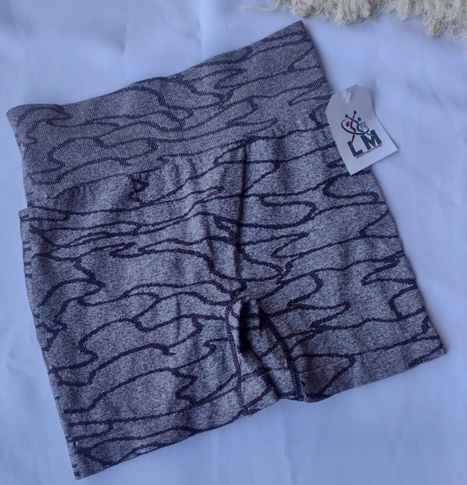 Shorts deportivos con cintura alta, estampados en gris y negro y etiqueta blanca.