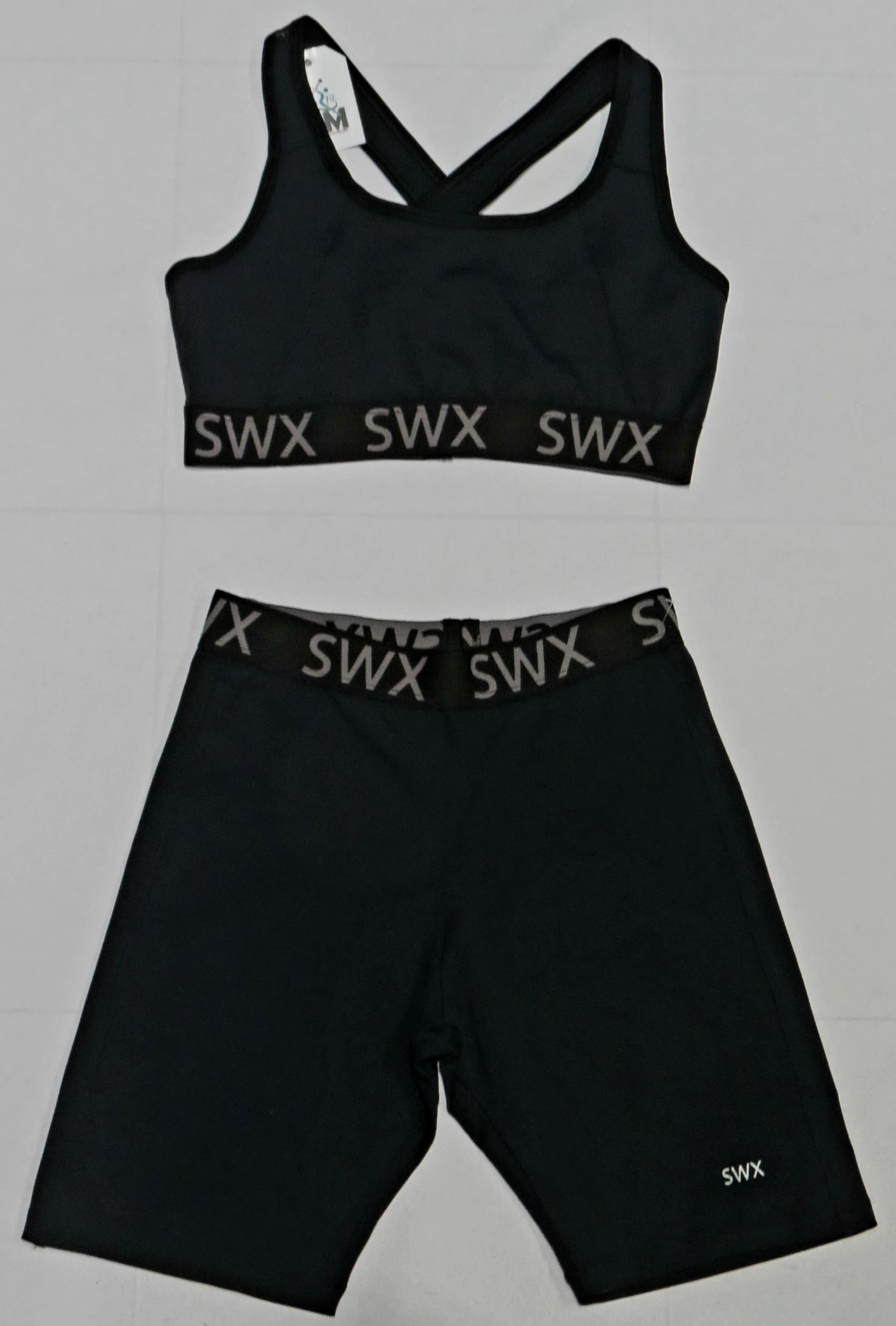 Conjunto de sujetador deportivo negro y pantalones cortos de ciclista con logotipo SWX en la cinturilla.