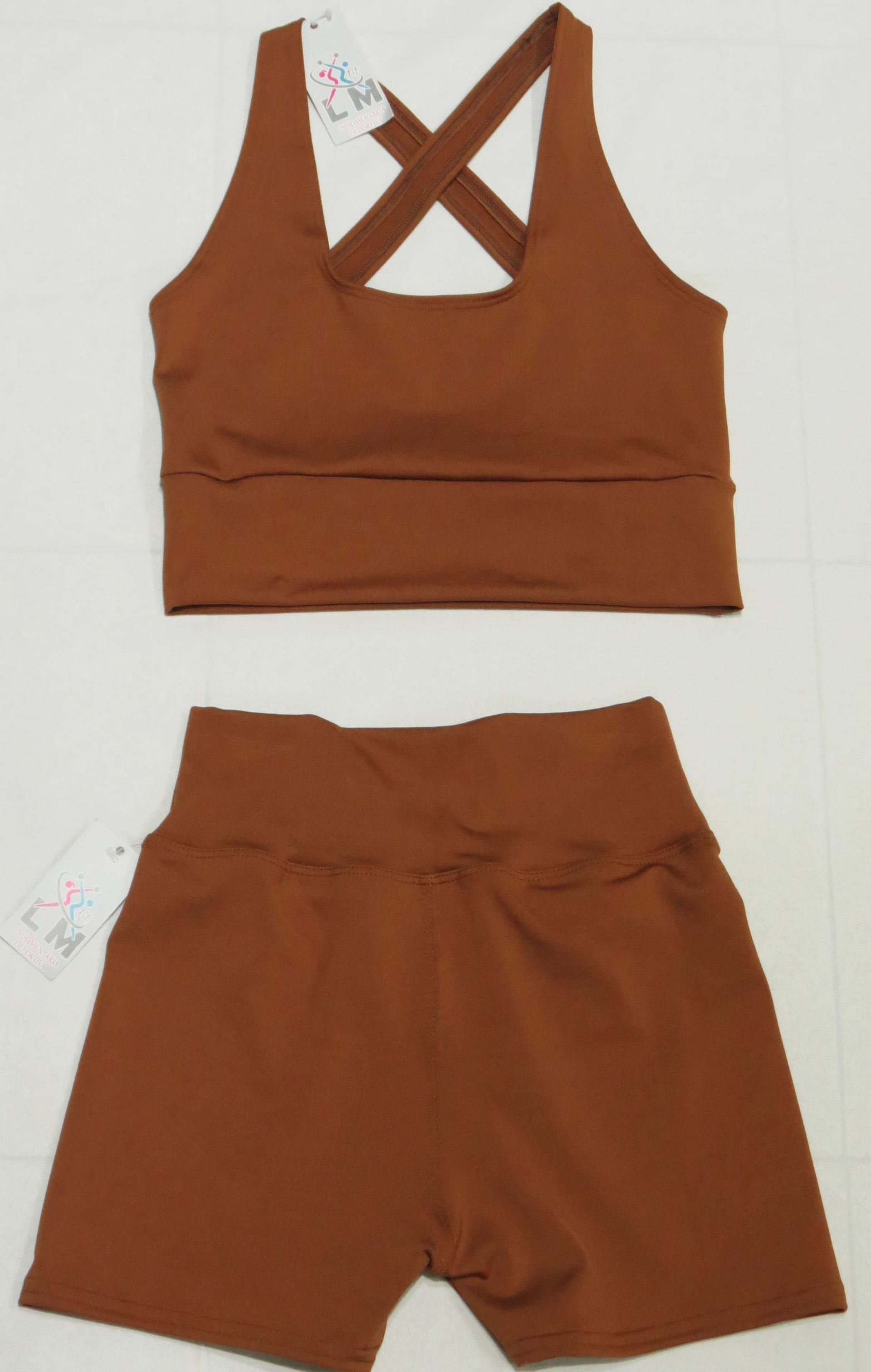 Sujetador deportivo marrón con espalda cruzada y pantalón corto de cintura alta a juego.