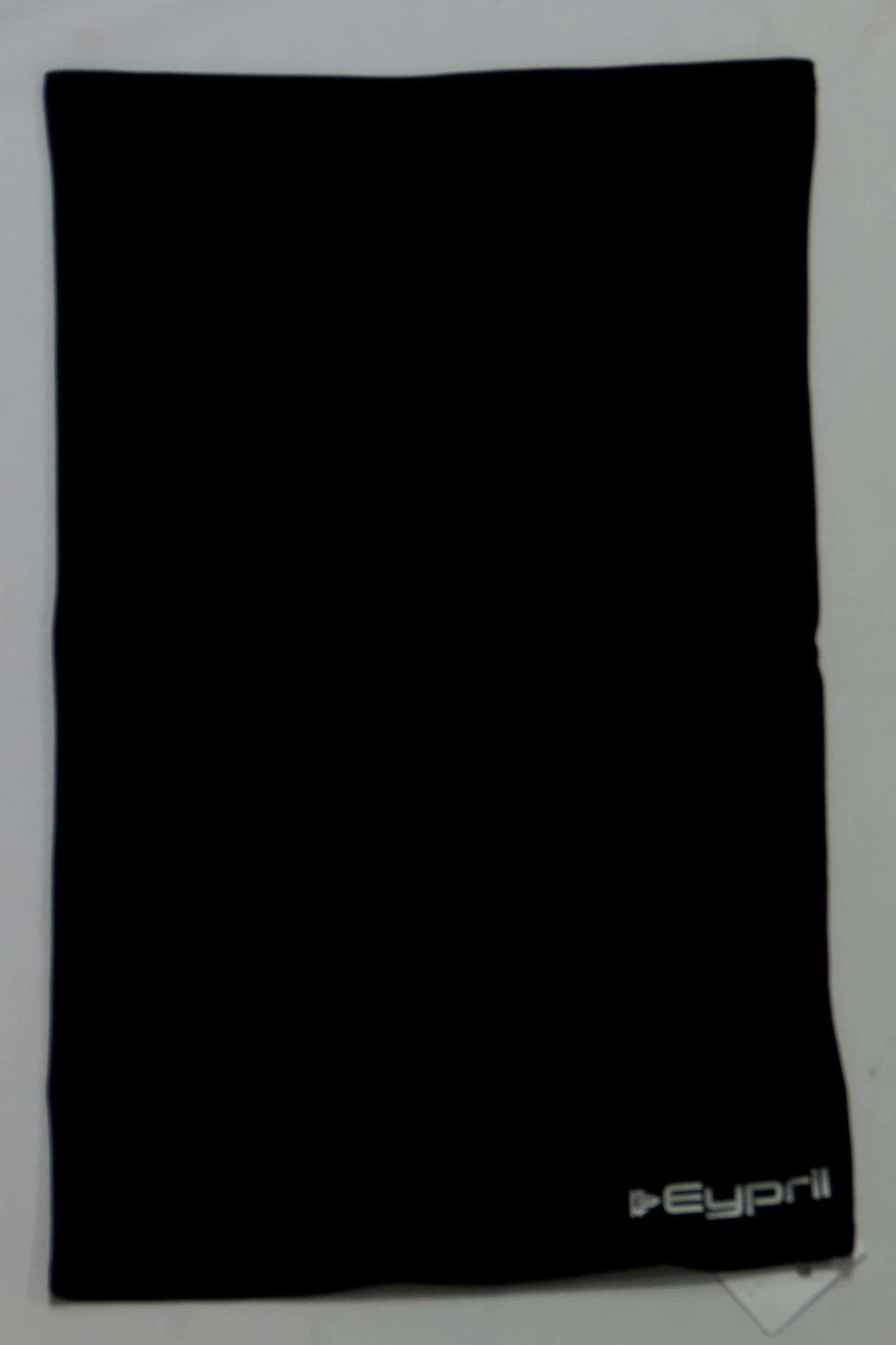 Polaina de cuello de color negro con un pequeño logotipo blanco en la esquina inferior derecha.