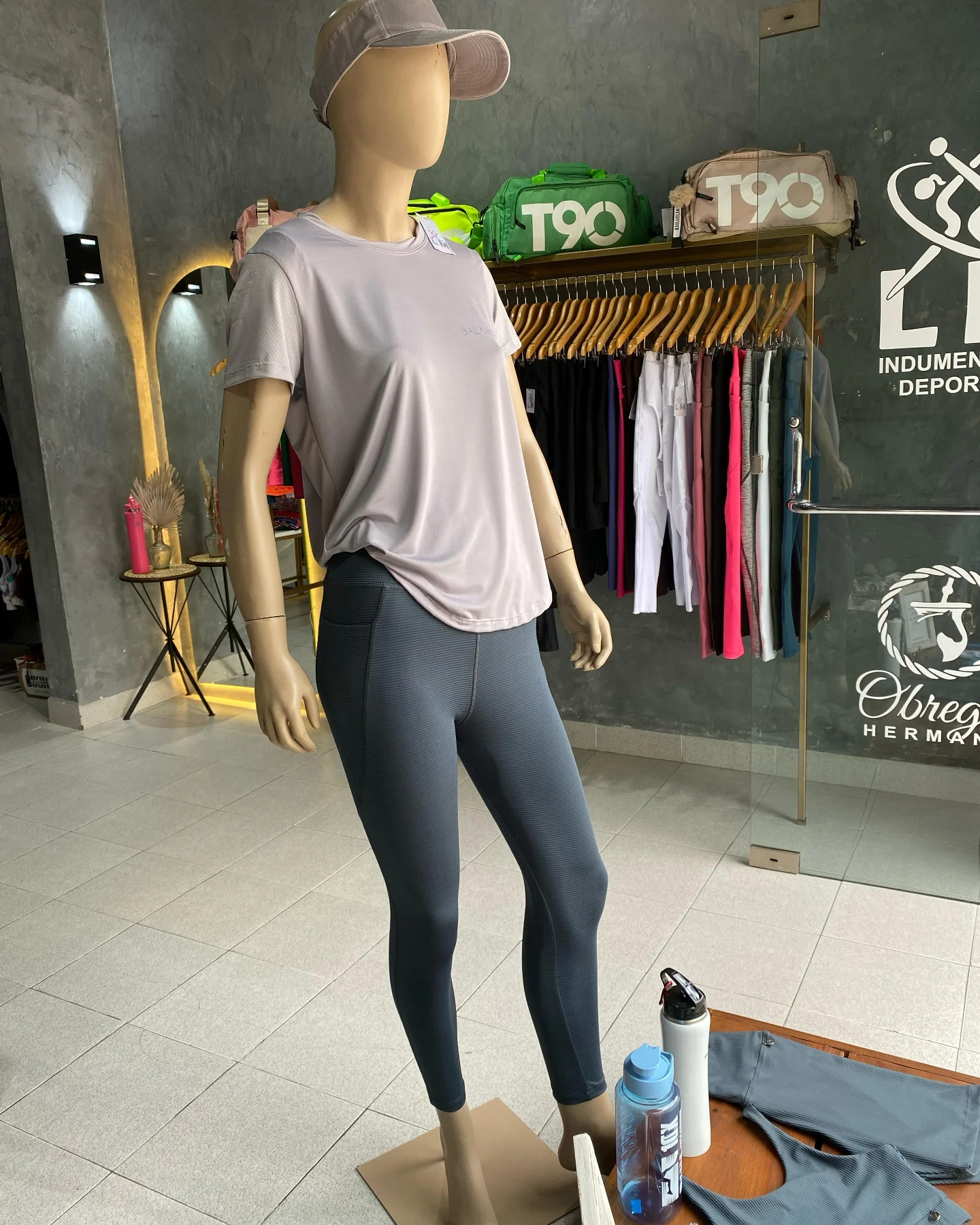 Un maniquí con sombrero y mallas está de pie en una tienda.