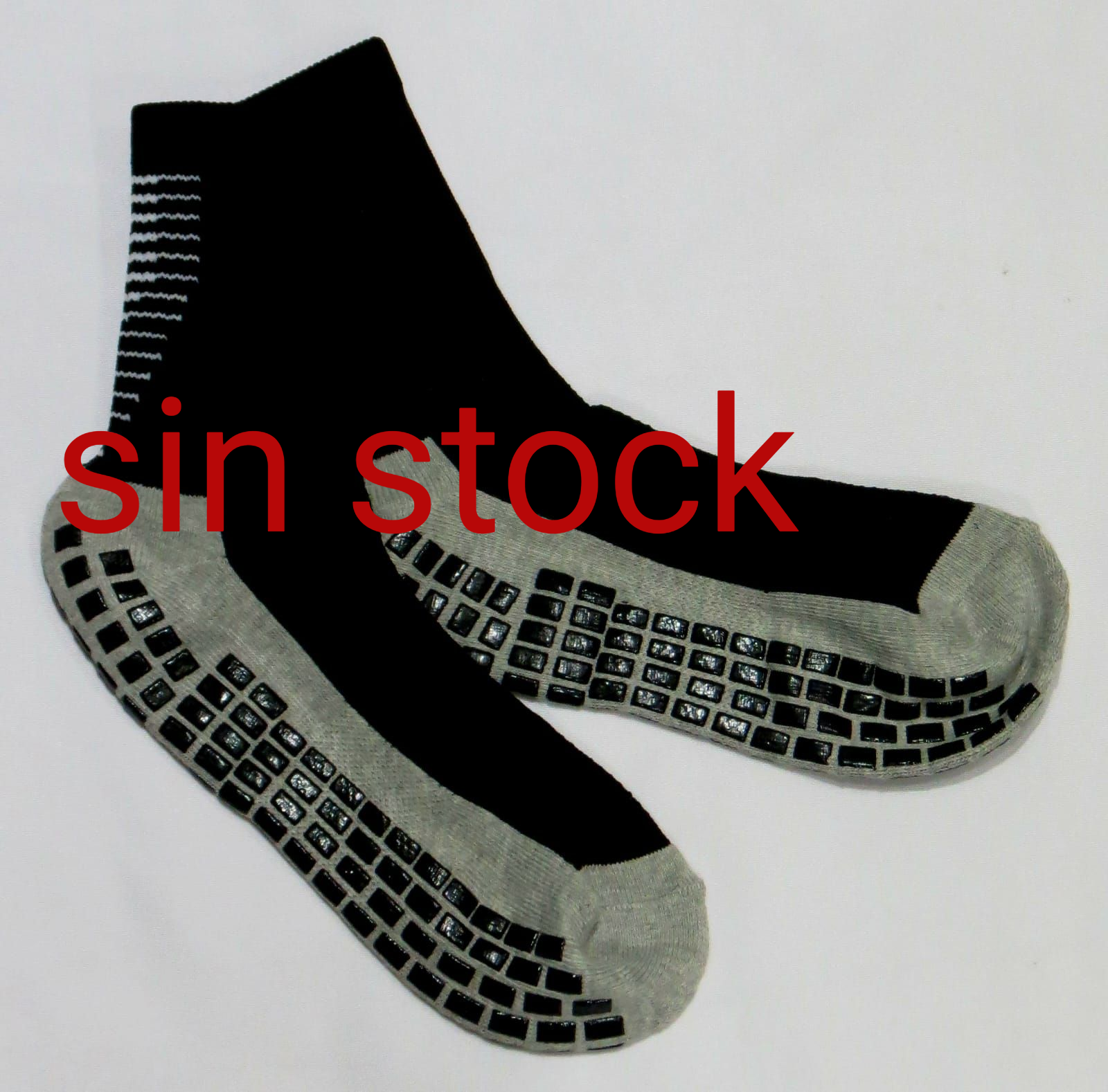 Calcetines deportivos negros y grises con suela de goma antideslizante. Texto superpuesto 