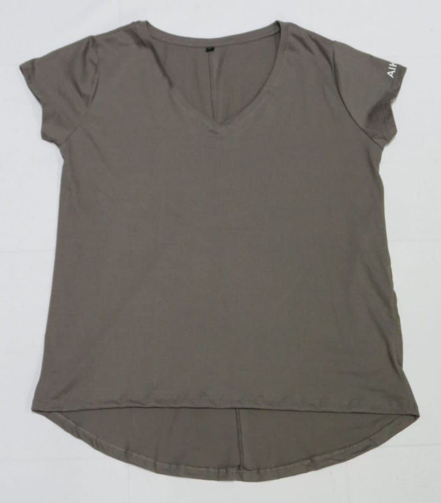 Camiseta de manga corta con cuello en V, bajo redondeado y pequeño logotipo en la manga, en color topo.