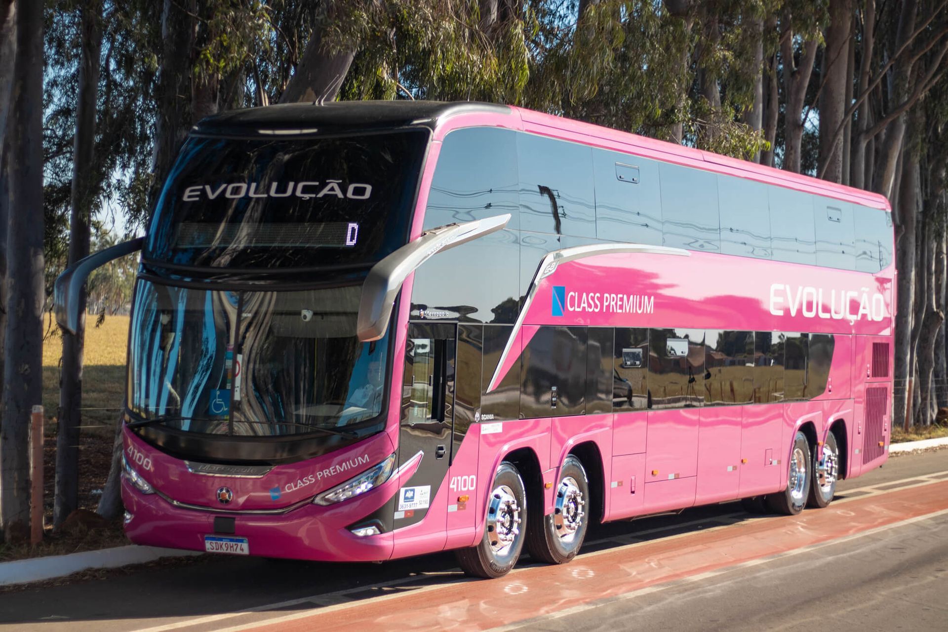 Onibus da Evolução parado em uma via proximo a uma ciclofaixa