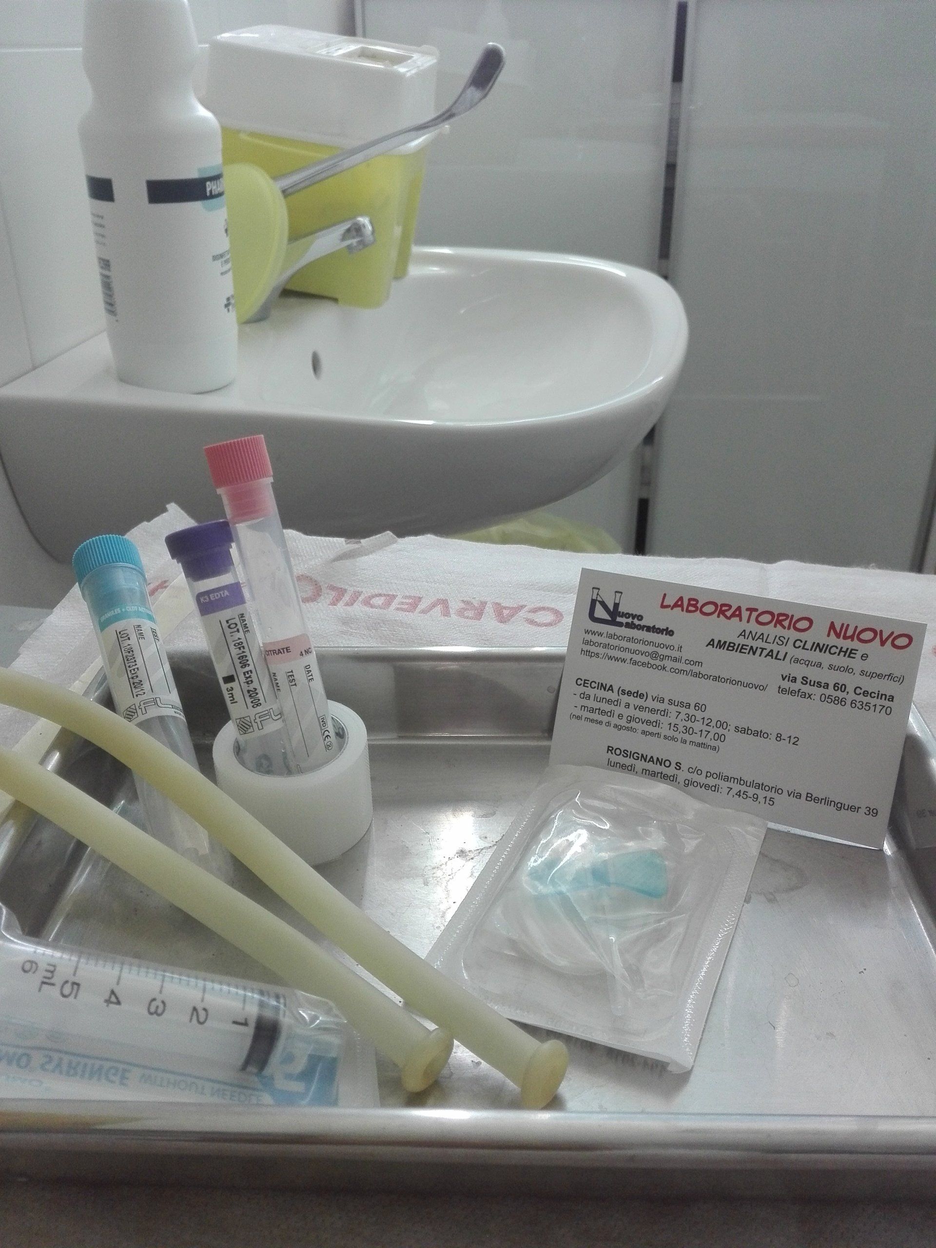 Un vassoio di forniture mediche in un bagno accanto a un lavandino