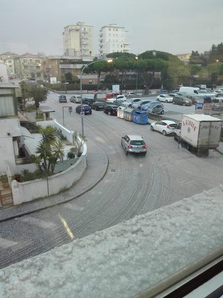 Una vista di un parcheggio con un camion bianco su cui è scritto
