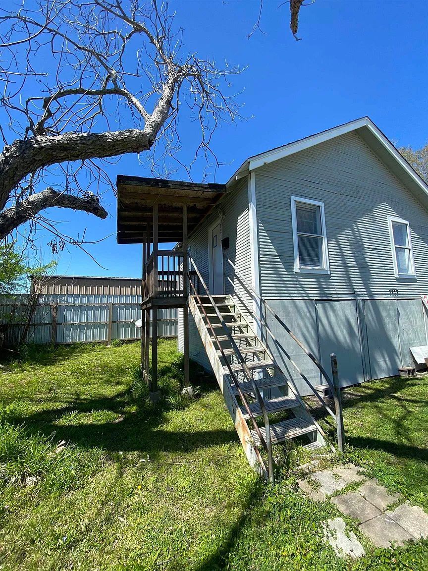 21. Terrell St 7213&7217